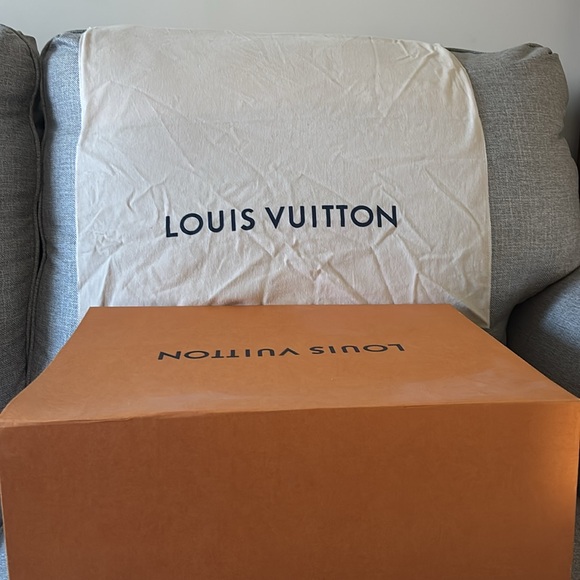 Louis Vuitton box and cloth - Picture 4 of 4